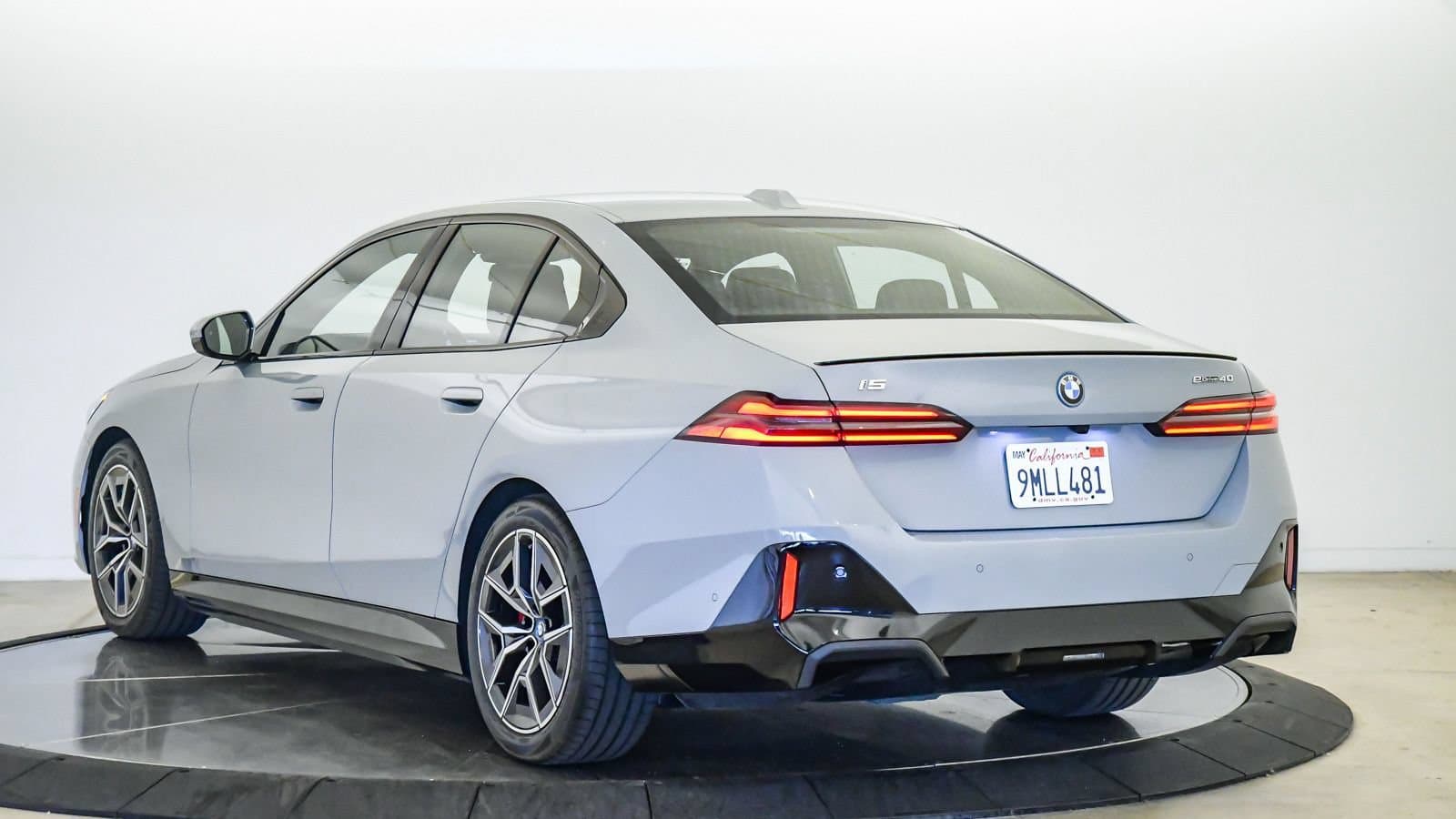 2024 BMW i5 photo 2