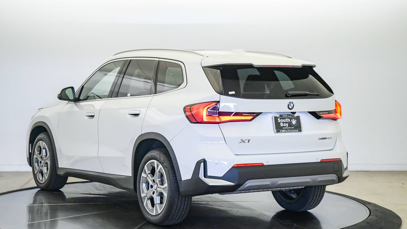 2023 BMW X1 photo 2