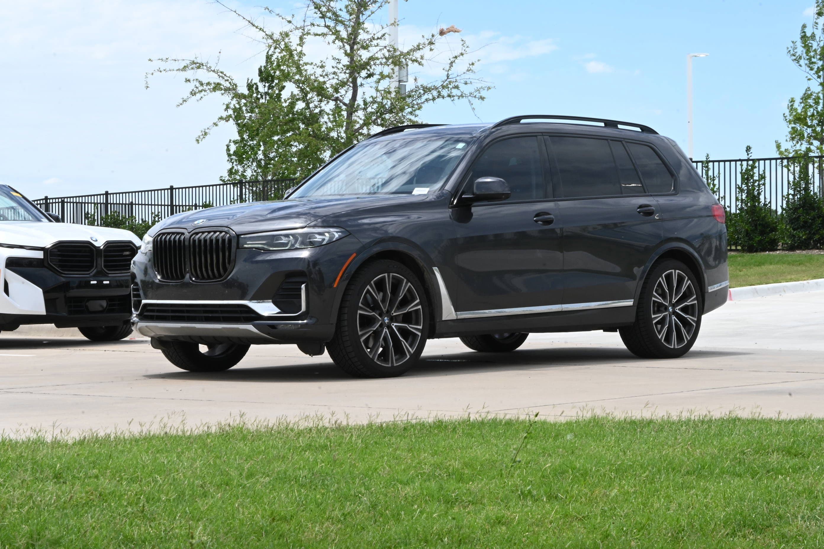 2022 BMW X7 photo 3