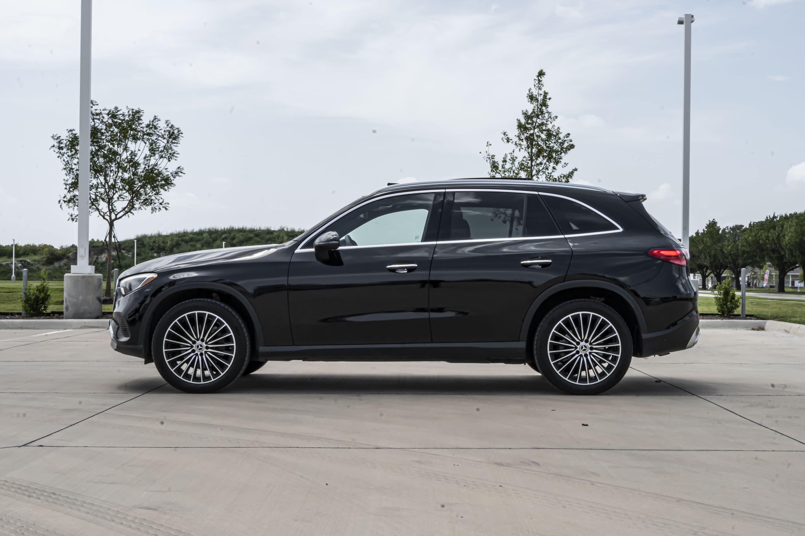 2025 Mercedes-Benz GLC photo 4