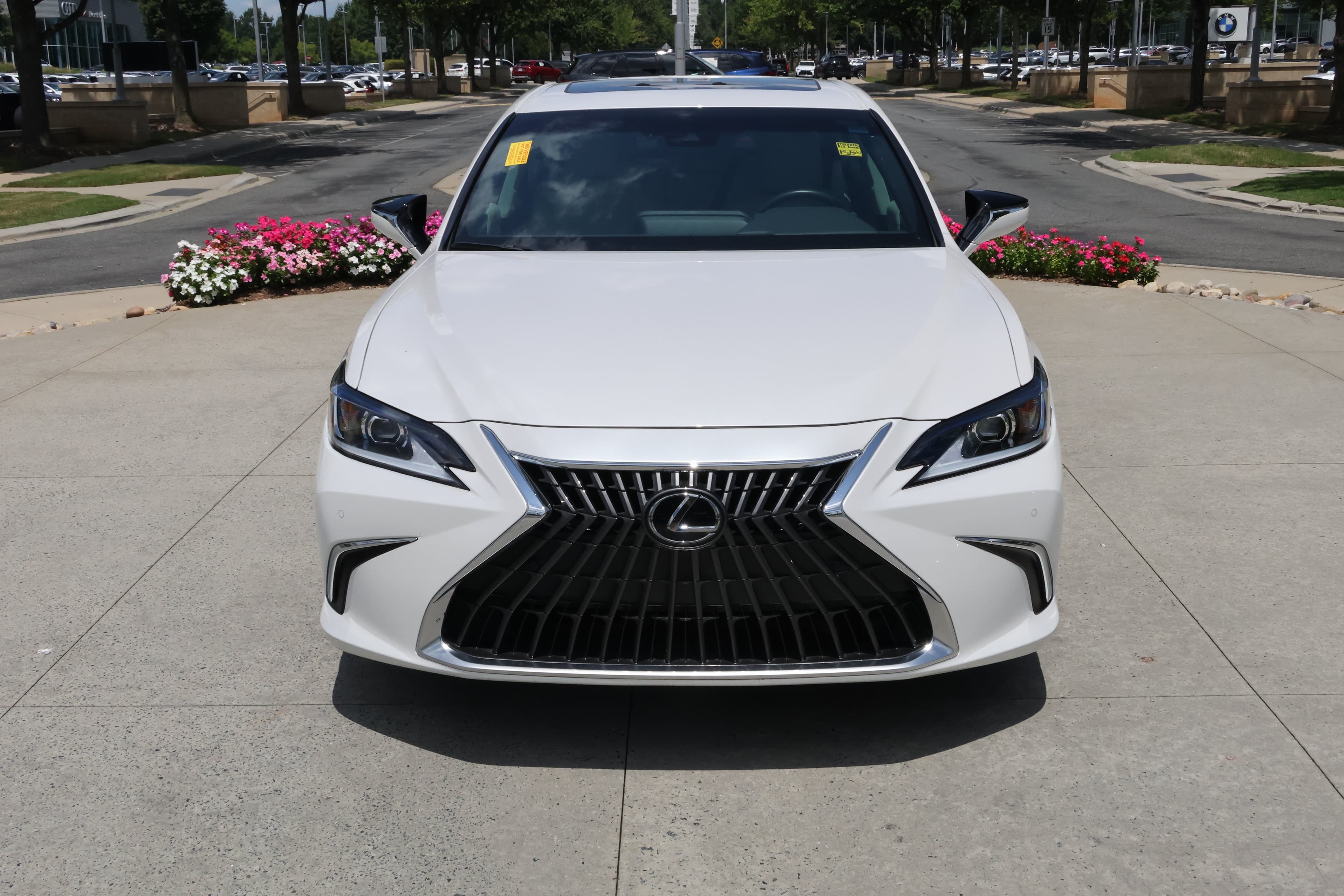 2024 Lexus ES photo 2