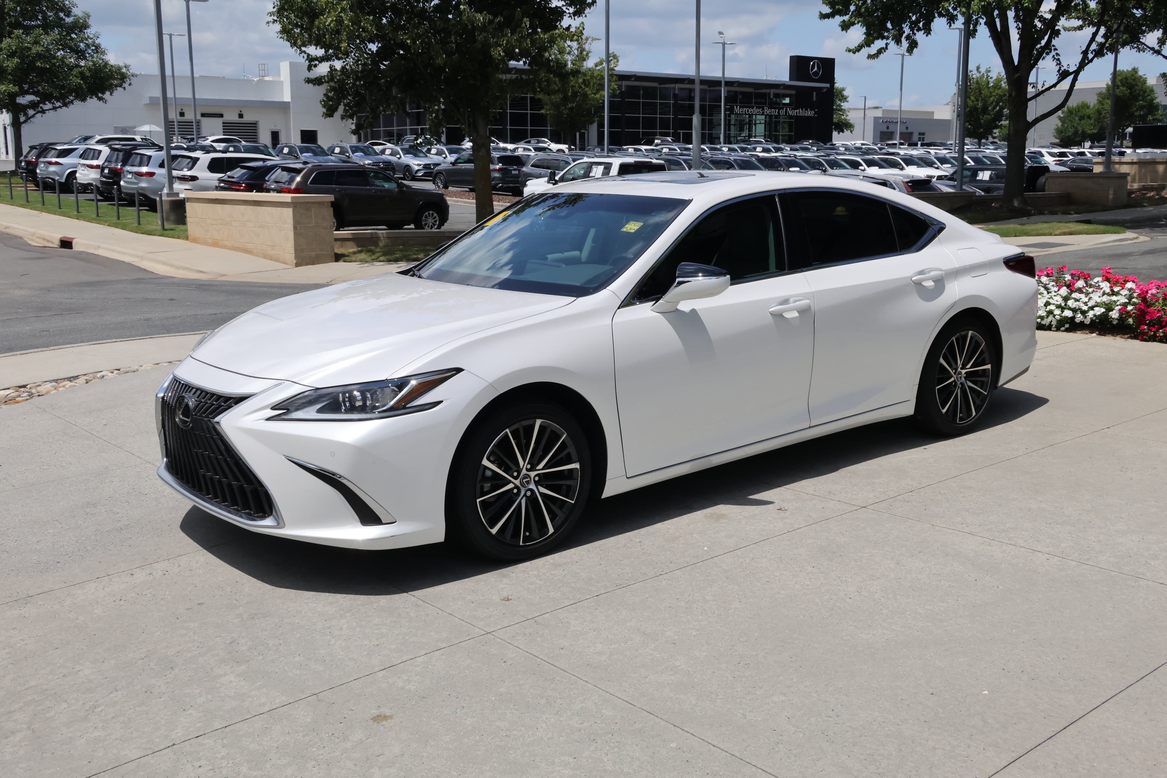 2024 Lexus ES photo 4