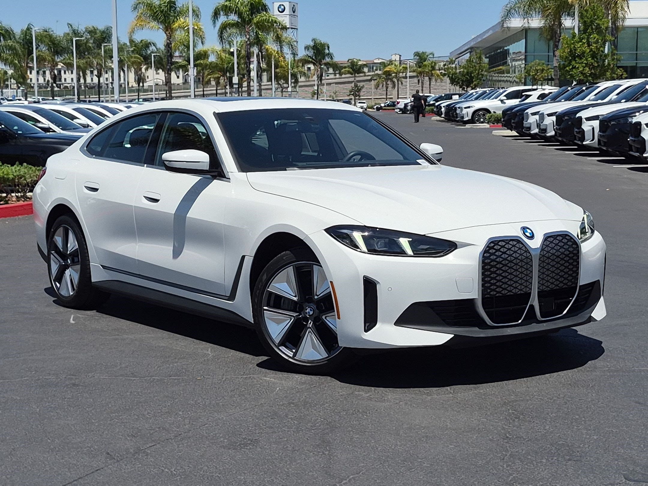 2025 BMW i4 photo 2