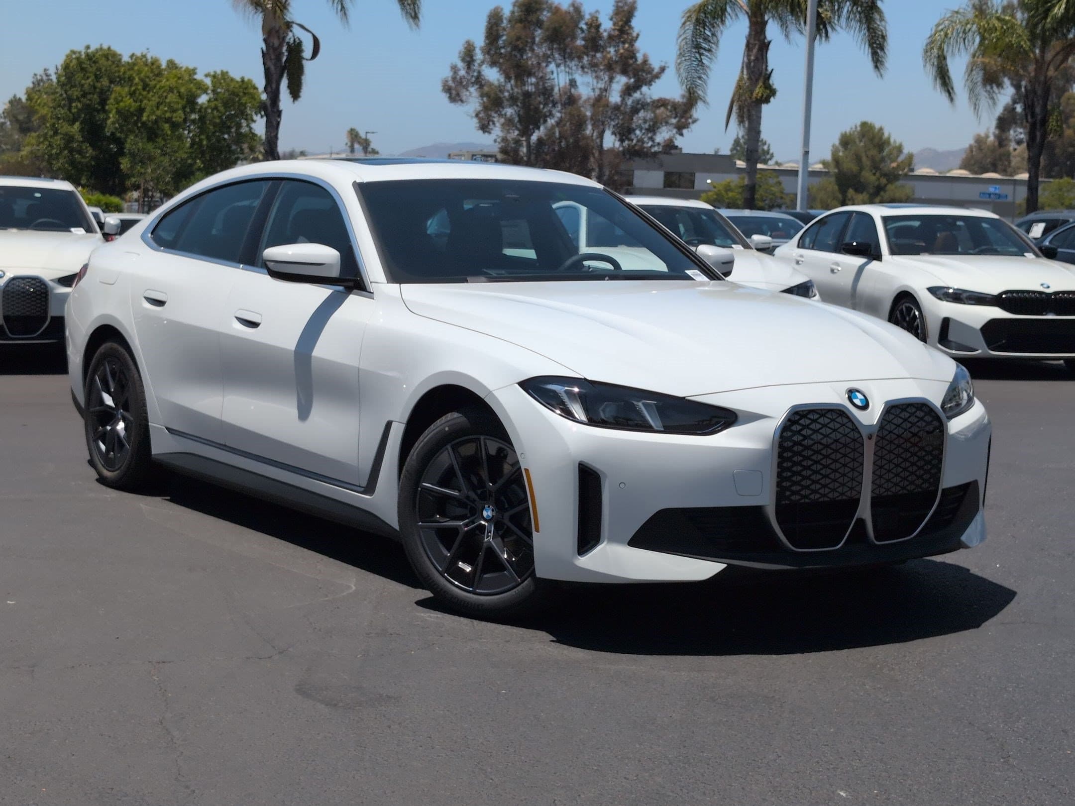 2026 BMW i4 photo 2