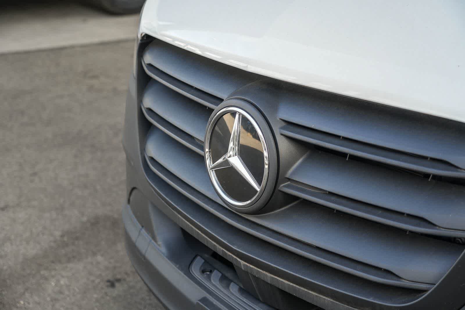 2025 Mercedes-Benz Cargo photo 3