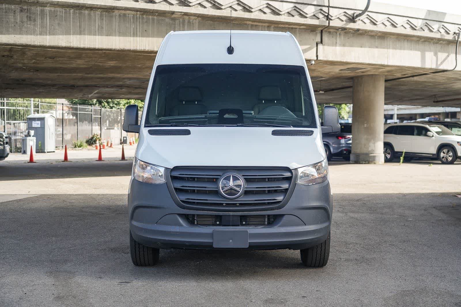 2025 Mercedes-Benz Cargo photo 4